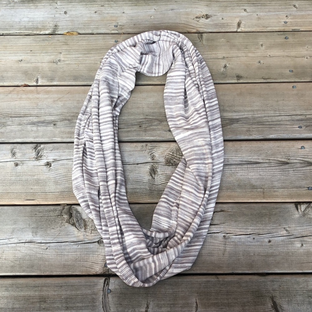 Grey + White Stripped Infinity Scarf AMERICAN EAGLE OUTFITTERS